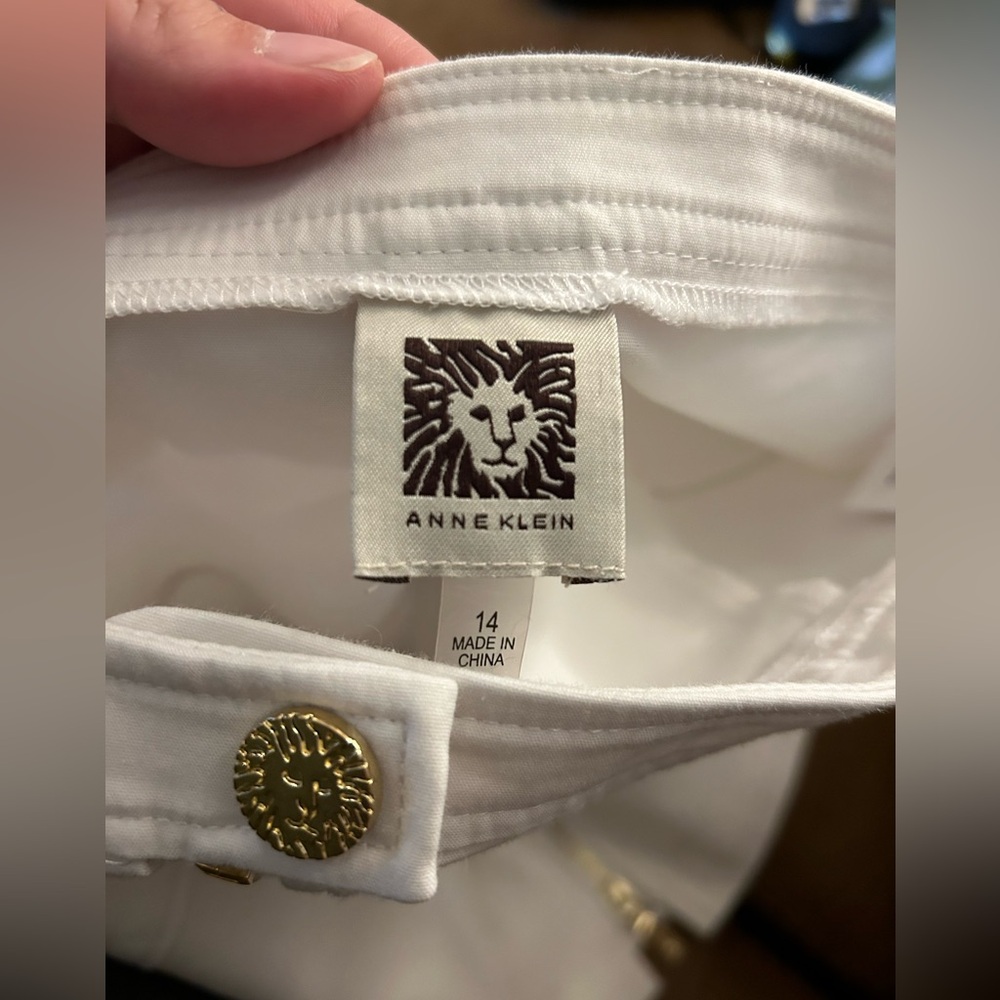 NWOT Anne Klein White Zipped Pencil Skirt Size 14 Gold Accents